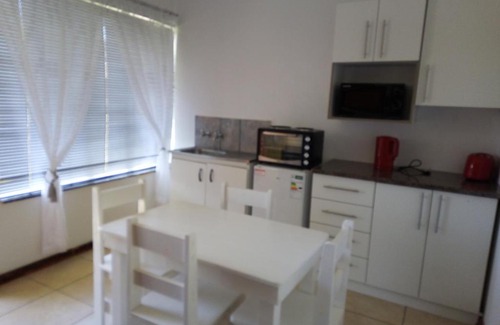Vredenburg Maison | Spacious 1bed + braai 13km to Paternoster beach