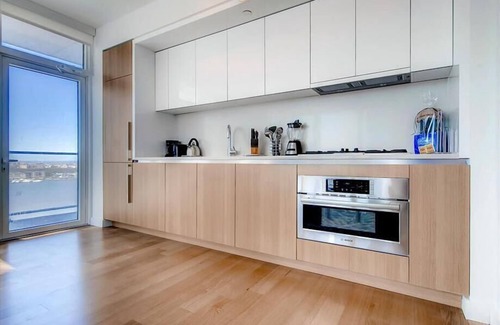 Hell's Kitchen Appartement | Spacious 1BR | Full Kitchen | Washer/Dryer | Balcony | by GLS