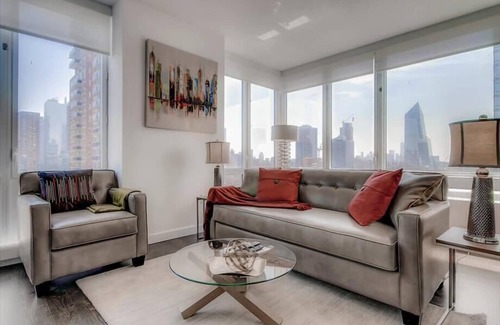 Hell's Kitchen Appartement | Spacious 1BR | Full Kitchen | Washer/Dryer | Balcony | by GLS