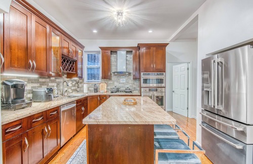 Bushwick Appartement | Spacious 1BR with King Bed, AC, WiFi & Streaming Entertainment.