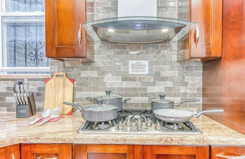 Bushwick Appartement | Spacious 1BR with King Bed, AC, WiFi & Streaming Entertainment.