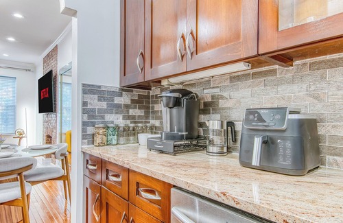 Bushwick Appartement | Spacious 1BR with King Bed, AC, WiFi & Streaming Entertainment.