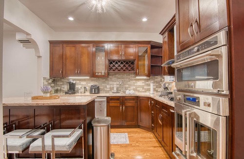 Bushwick Appartement | Spacious 1BR with King Bed, AC, WiFi & Streaming Entertainment.
