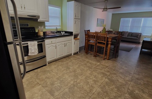 South Padre Island Appartement | Spacious 2 bedroom condo that is by the beach and sleeps up to 8 people!