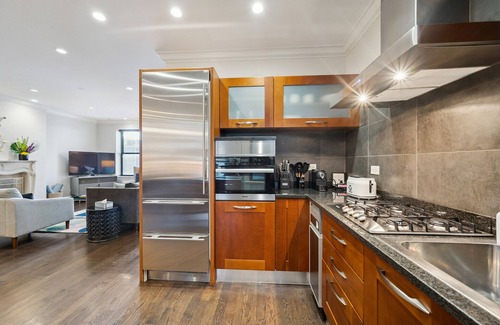Gold Coast Appartement | Spacious 2 Bed Downtown Chicago with Housekeeping and Laundry. Dogs Welcome.