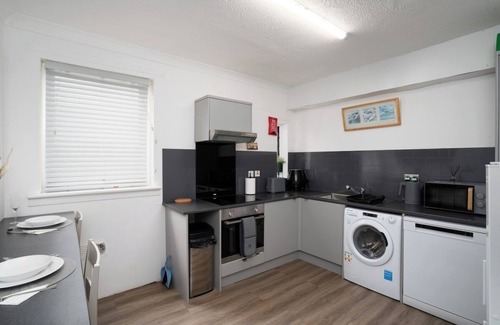 Wishaw Appartement | Spacious 2 Bed Flat-Free Parking