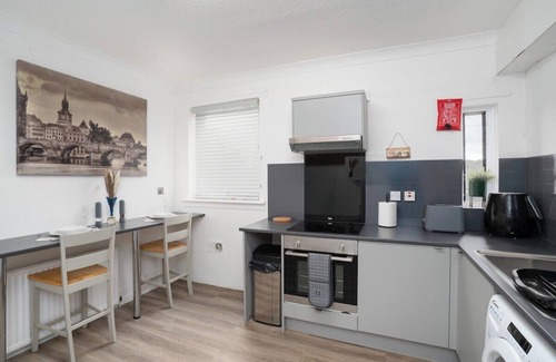 Wishaw Appartement | Spacious 2 Bed Flat-Free Parking
