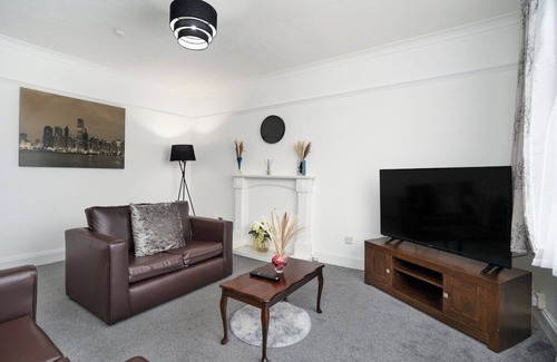 Wishaw Appartement | Spacious 2 Bed Flat-Free Parking
