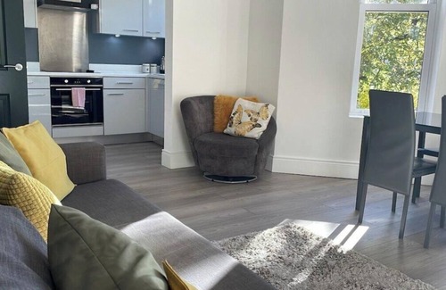 Queens Quarter Appartement | Spacious 2-bed Queens by CityGo