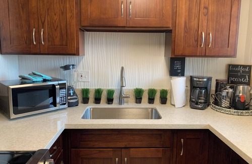 McCully - Moiliili Copropriété | Spacious 2-bedroom apartment sleeps 7 with parking