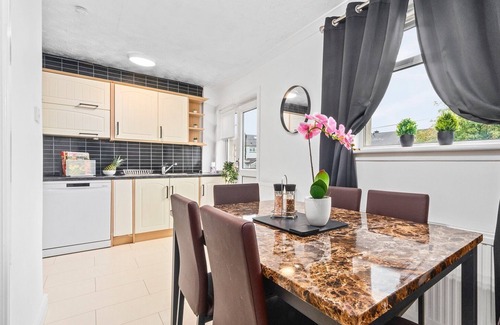 Coatbridge Maison | Spacious 2-Bedroom Home with Private Driveway | Ideal for Long Stays