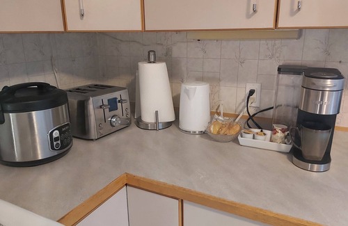Colwood Maison | Spacious 2-bedroom Suite with parking and AC