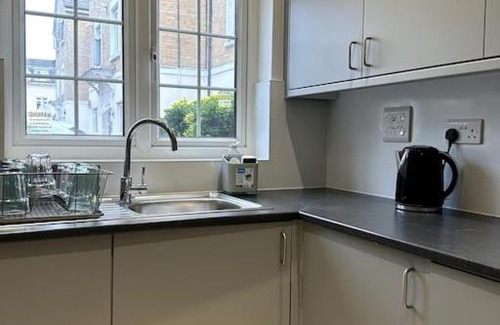 Barnet Appartement | Spacious 2 Bedroom Town House INC Wifi & Netflix PLUS More