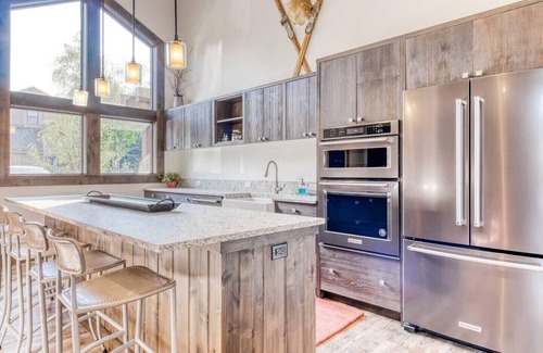 Sun Valley Copropriété | Spacious 2 Br Condo with Baldy Mountain views at base of Dollar, hot tub & pool