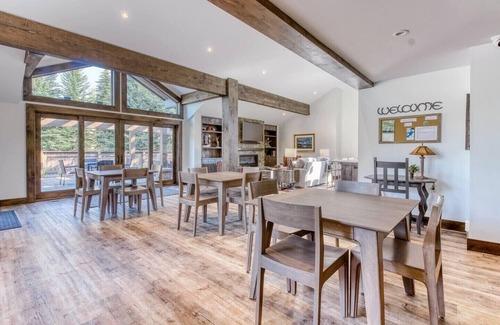 Sun Valley Copropriété | Spacious 2 Br Condo with Baldy Mountain views at base of Dollar, hot tub & pool