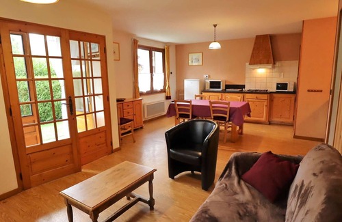 Areches Appartement | Appartement lumineux 75m² pour 4, coeur Arêches, terrasse, 2 chambres, parking privé, proche tout
