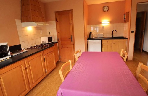 Areches Appartement | Appartement lumineux 75m² pour 4, coeur Arêches, terrasse, 2 chambres, parking privé, proche tout