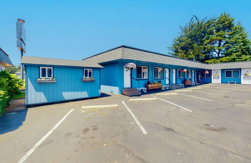 Bandon Maison | Spacious 2-room combo close to Bandon with cable, WiFi, mini-fridge - dogs OK