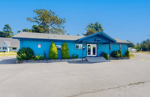 Bandon Maison | Spacious 2-room combo close to Bandon with cable, WiFi, mini-fridge - dogs OK
