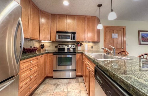 Crested Mountain Village Copropriété | Spacious 2 bedroom, Close Walk to the Base Area, Outdoor Hot Tub, Sleeps 6