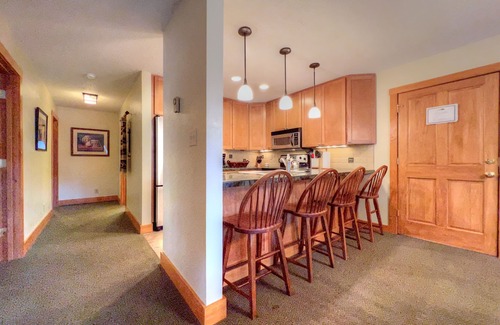 Crested Mountain Village Copropriété | Spacious 2 bedroom, Close Walk to the Base Area, Outdoor Hot Tub, Sleeps 6