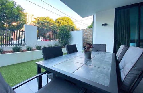 Clayfield Appartement | Spacious 2B Apartment with Yard