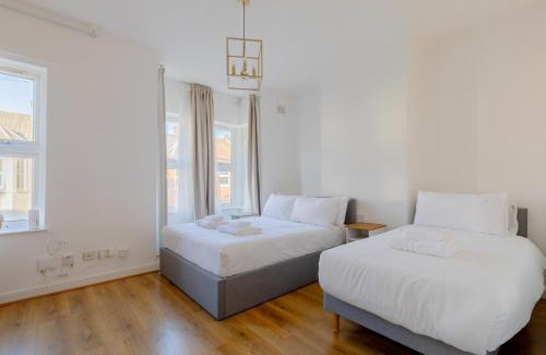 Custom House Appartement | Spacious 2BD Flat Short Walk from ExCel London