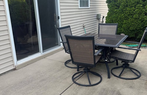 Schererville Maison | Spacious 2BR/2BA Home w/ Modern Comforts – Near Chicago & Indiana Dunes!