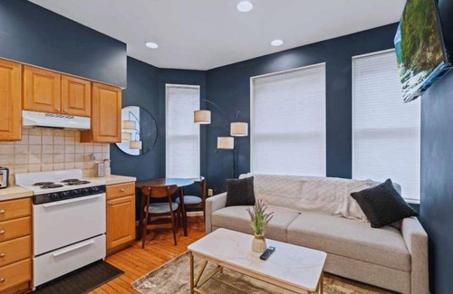 Rittenhouse Row Appartement | Spacious 2BR Gem | Prime Rittenhouse Area