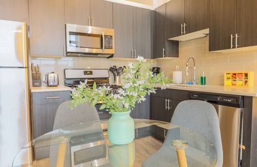 Near South Side Maison | Spacious 2BR Group Stay near McCormick & Wintrust