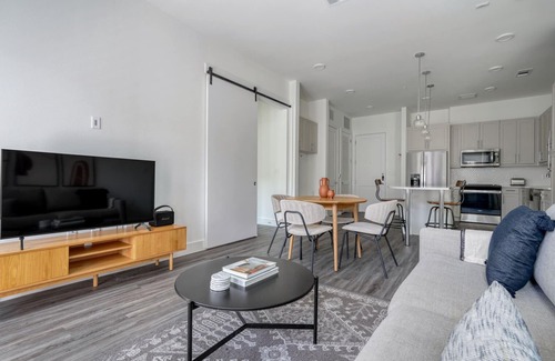 Highland Appartement | Spacious 2BR in the Highlands w/ Pool, W/D & Gym, walkable, by Blueground