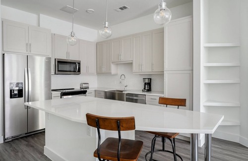 Highland Appartement | Spacious 2BR in the Highlands w/ Pool, W/D & Gym, walkable, by Blueground