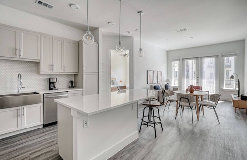 Highland Appartement | Spacious 2BR in the Highlands w/ Pool, W/D & Gym, walkable, by Blueground