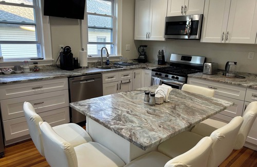 Wellington Hill Appartement | Spacious 2nd fl 4 bedroom 2 bath apartment