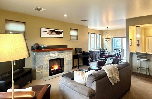 Hailey Maison | Spacious 3 BDR Pet Friendly, Hottub, Pool
