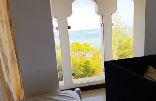 Bamburi Appartement | Spacious 3-bdrm Beachfront Apt in Shanzu,Mombasa with a Jaccuzzi, Bar&restaurant
