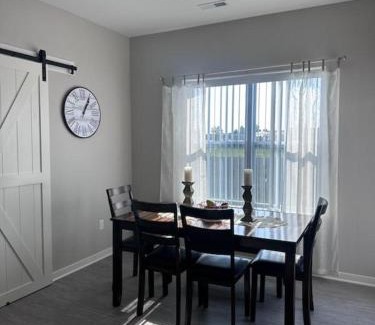 Sycamore Appartement | Spacious 3 bed 2 bath with King Master in Sycamore