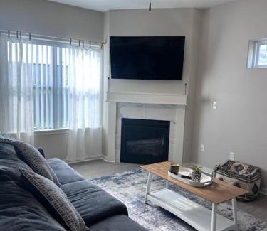 Sycamore Appartement | Spacious 3 bed 2 bath with King Master in Sycamore