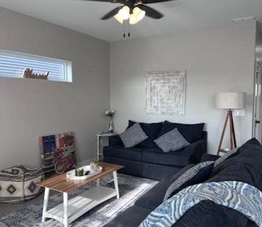 Sycamore Appartement | Spacious 3 bed 2 bath with King Master in Sycamore