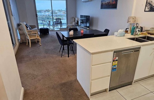 Blacktown Appartement | Spacious 3 bed/2 full bath/2 car space and 5 minutes walk from train station