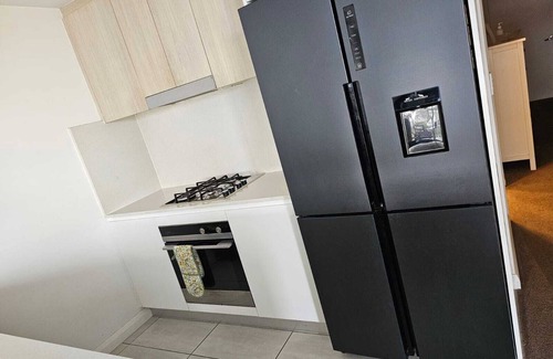 Blacktown Appartement | Spacious 3 bed/2 full bath/2 car space and 5 minutes walk from train station