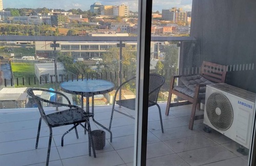 Blacktown Appartement | Spacious 3 bed/2 full bath/2 car space and 5 minutes walk from train station