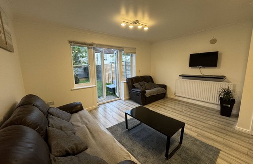 Custom House Maison | Spacious 3 bed, driveway, 5 minutes from Excel Centre & Custom House station
