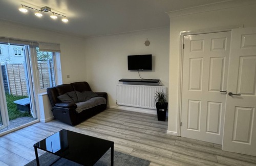 Custom House Maison | Spacious 3 bed, driveway, 5 minutes from Excel Centre & Custom House station