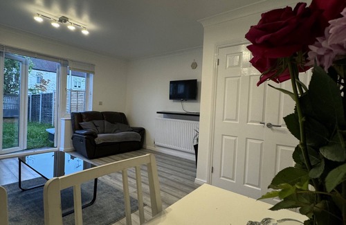 Custom House Maison | Spacious 3 bed, driveway, 5 minutes from Excel Centre & Custom House station