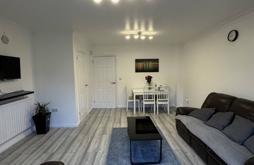 Custom House Maison | Spacious 3 bed, driveway, 5 minutes from Excel Centre & Custom House station