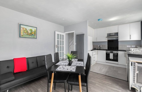 Haselbury Maison | Spacious 3-Bed (Sleeps 7) Home with Garden