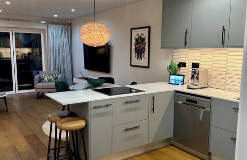 Redbridge Maison | ✪Spacious 3 Bed home. 9 min Walk to tube. Free Parking. Hot Tub. Pet Friendly ✪