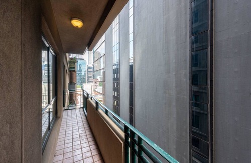 Melbourne Central Business District Appartement | Spacious 3-bed Unit in Melbourne CBD w/ Pool & Gym
