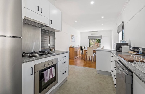Airport West Maison | Spacious 3-Bed With Outdoor Dining Near Airport